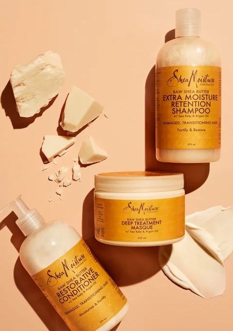 Shea Moisture hårplejeprodukter: shampoo, conditioner og maske med sheasmør.