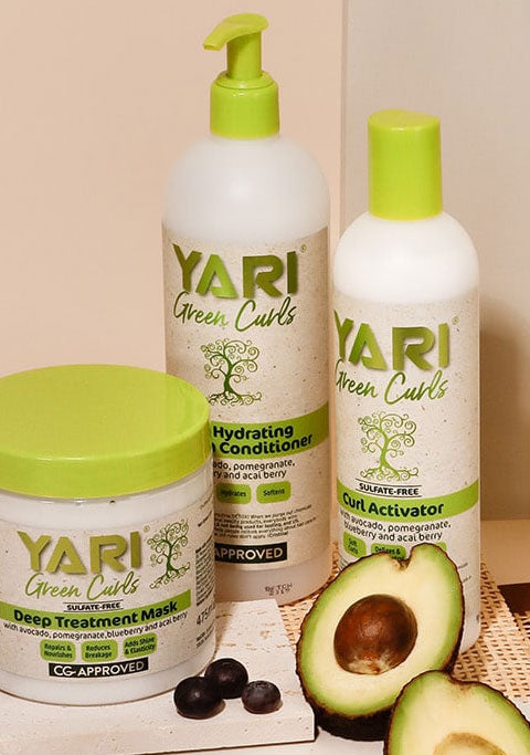 Tre YARI Green Curls produkter (Deep Treatment Mask, Hydrating Conditioner og Curl Activator) med avocado og bær.