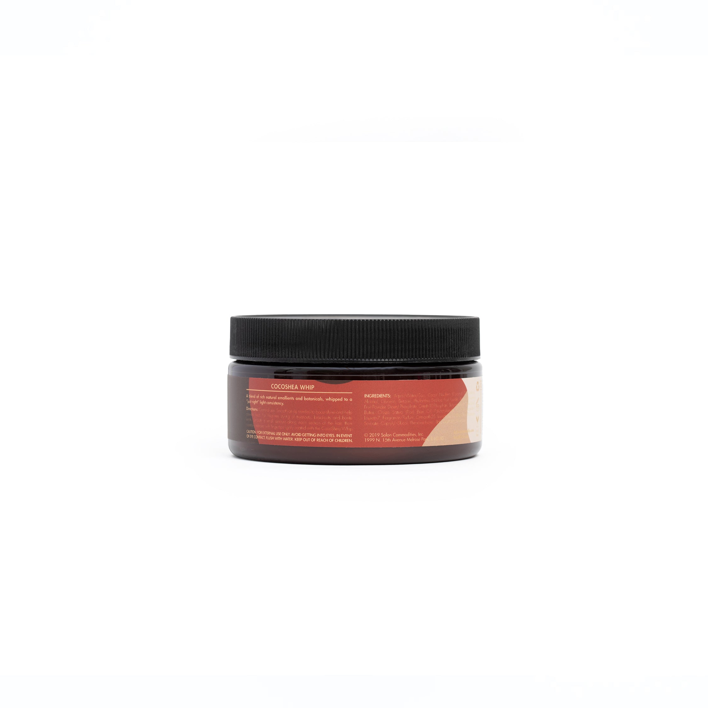 En brun plastik dåse med en etiket indeholder As I Am CocoShea Whip. Produktet er en leave-in conditioner til krøllet hår og har en cremet konsistens.