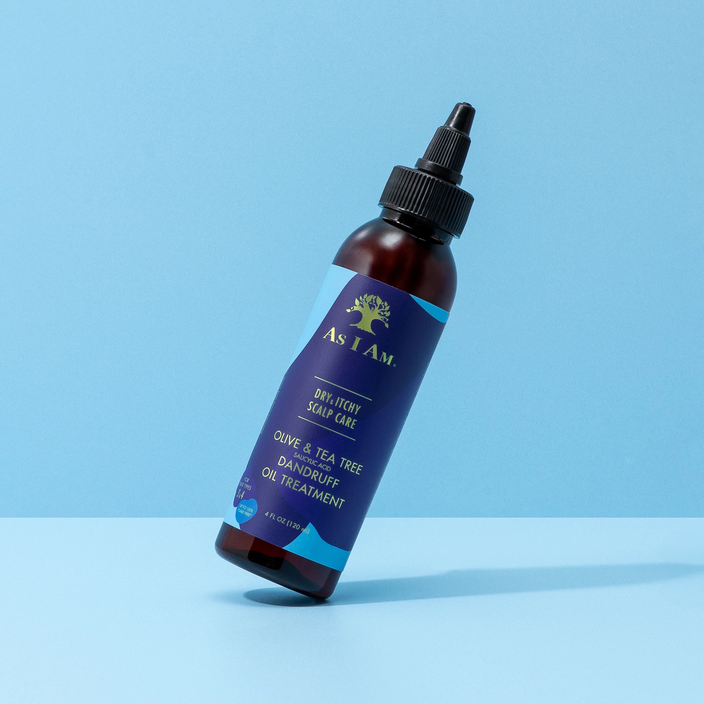 Flaske med As I Am Dry & Itchy Scalp Care Dandruff Oil Treatment med olivenolie og tea tree olie til lindring af tør, kløende hovedbund og skæl.