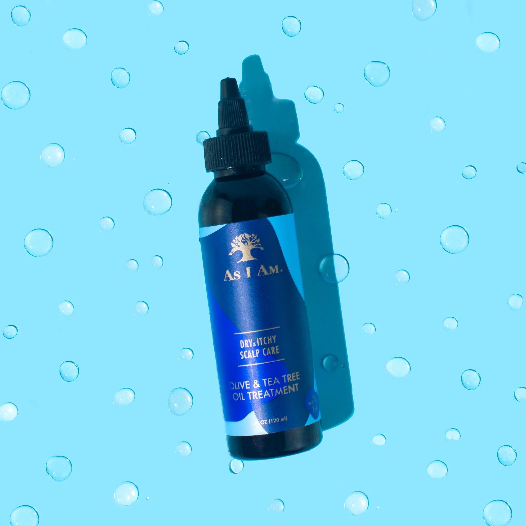 Illustrativt billede af As I Am Dry & Itchy Scalp Care Oil Treatment mod tør og kløende hovedbund, præsenteret på en lyseblå baggrund med bobler.