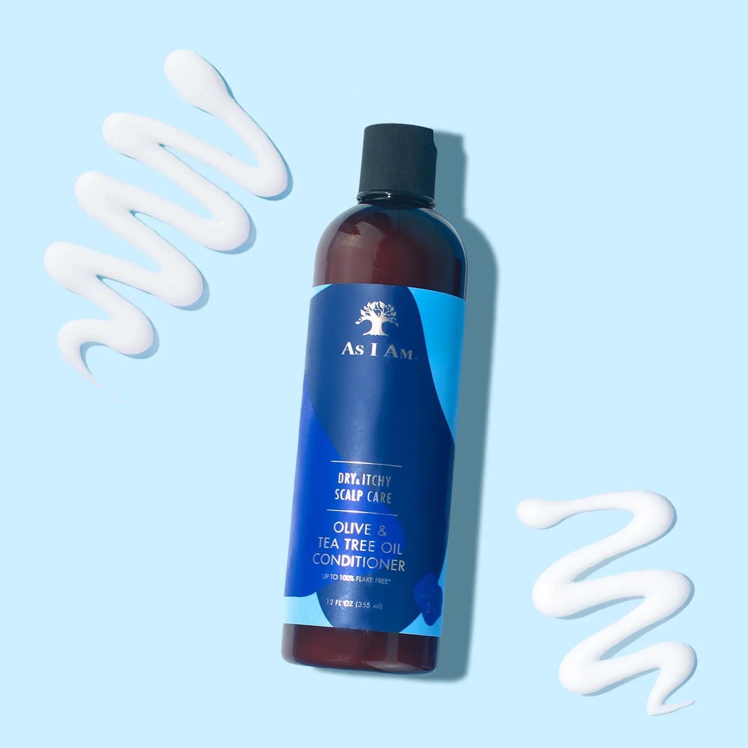 Billede af As I Am Dry & Itchy Scalp Care Olive & Tea Tree Oil Conditioner (237 ml) flaske med hvide striber af produktet på en lyseblå baggrund, der illustrerer konsistensen.
