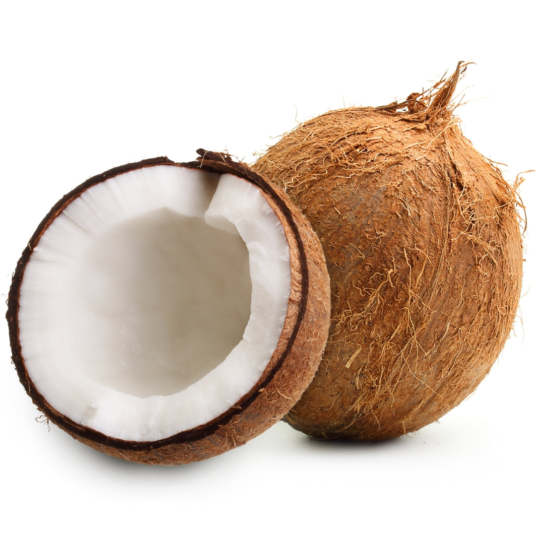 To kokosnødder, en hel og en halveret, der illustrerer hovedingrediensen i Aunt Jackie's Curl Boss Coconut Curling Gelée.
