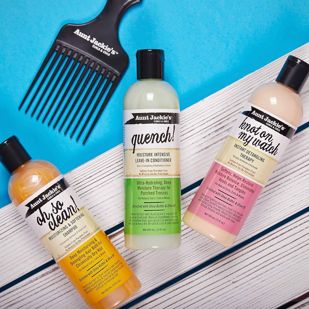 Aunt Jackie's hårplejeprodukter: Quench Leave-In Conditioner, Oh So Clean Shampoo og Knot On My Watch detangler, sammen med en bredtandet kam.