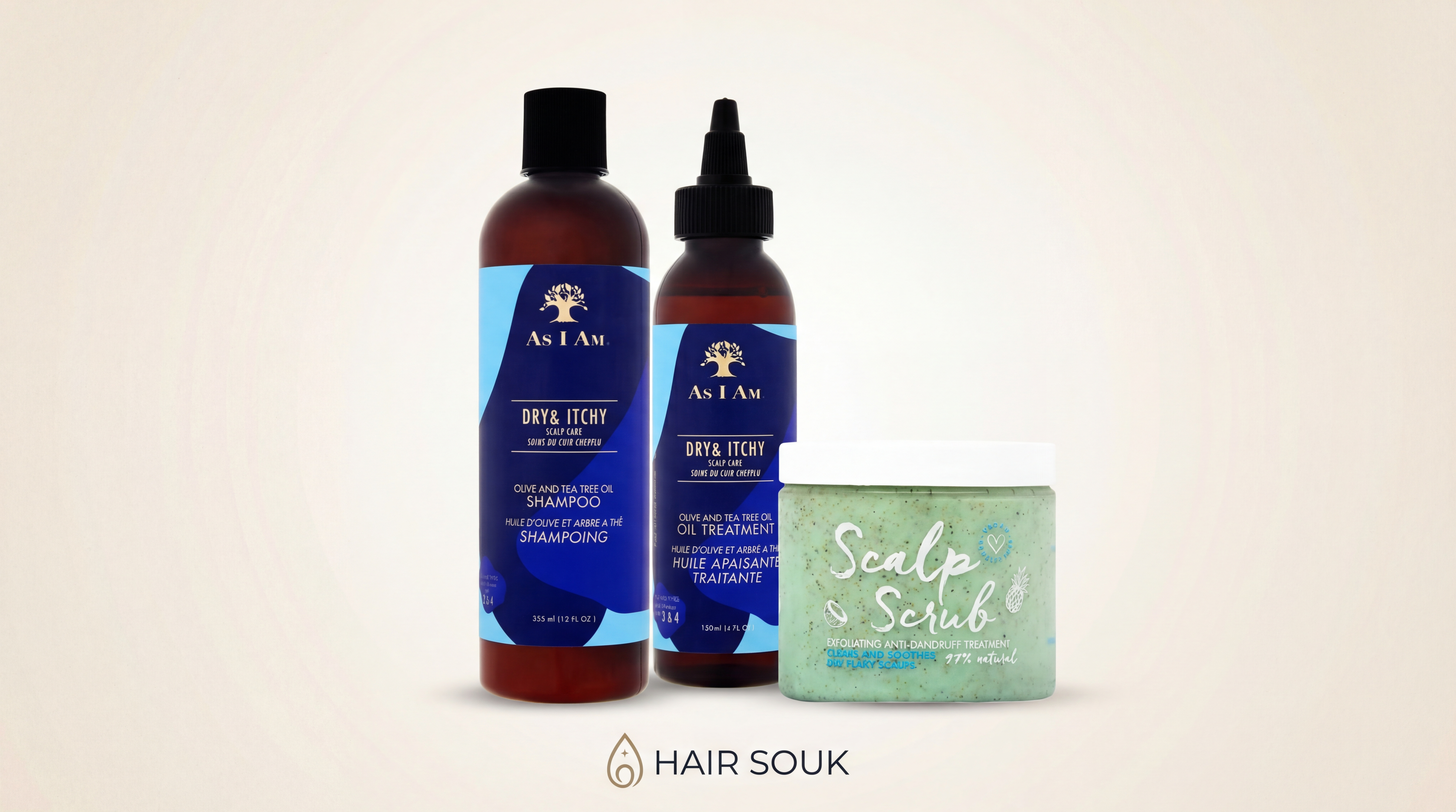 Tre produkter fra Anti-Dandruff Care-serien med blå etiketter og naturlig Scalp Scrub mod skæl på lys baggrund.