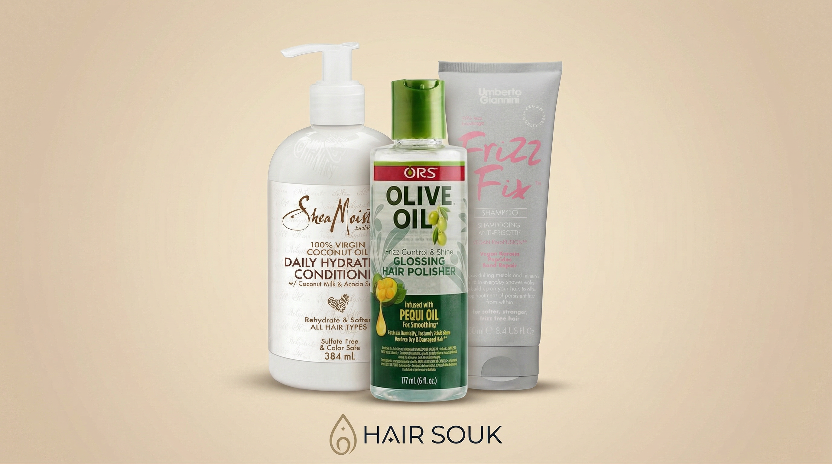 Tre hårplejeprodukter i Anti-Frizz Control Bundle mod krus, inkl. conditioner, polisher og shampoo på beige baggrund.