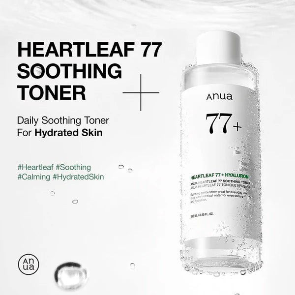 Klar flaske med Anua Heartleaf 77 Soothing Toner omgivet af vanddråber, designet til hydreret og beroliget hud.