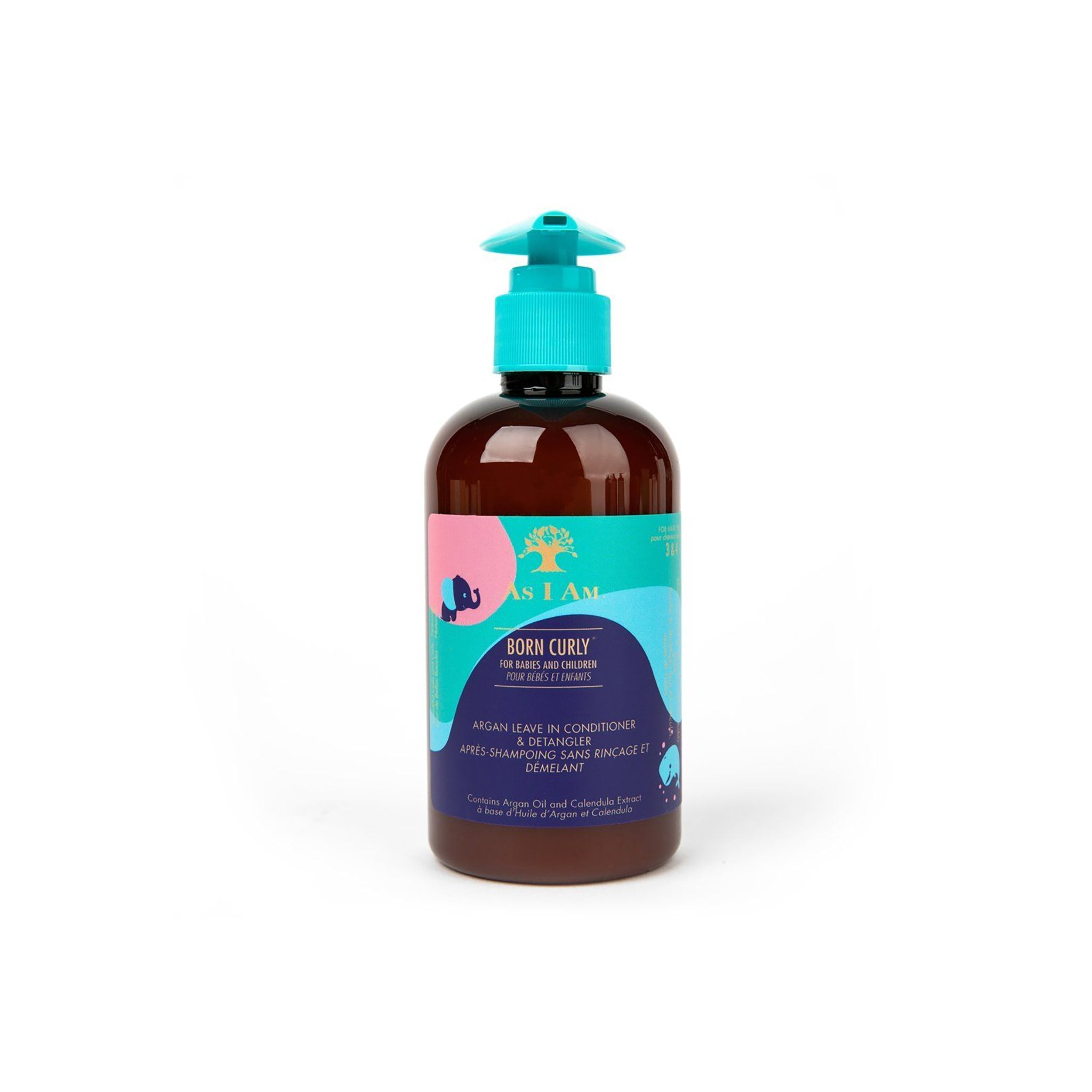 En brun plastikflaske med en pumpedispenser indeholder As I Am Born Curly Argan Leave-In Conditioner & Detangler. Etiketten er pink og hvid med et billede af en palme. Produktet er designet til at pleje og gøre krøllet hår blødt og nemt at rede.