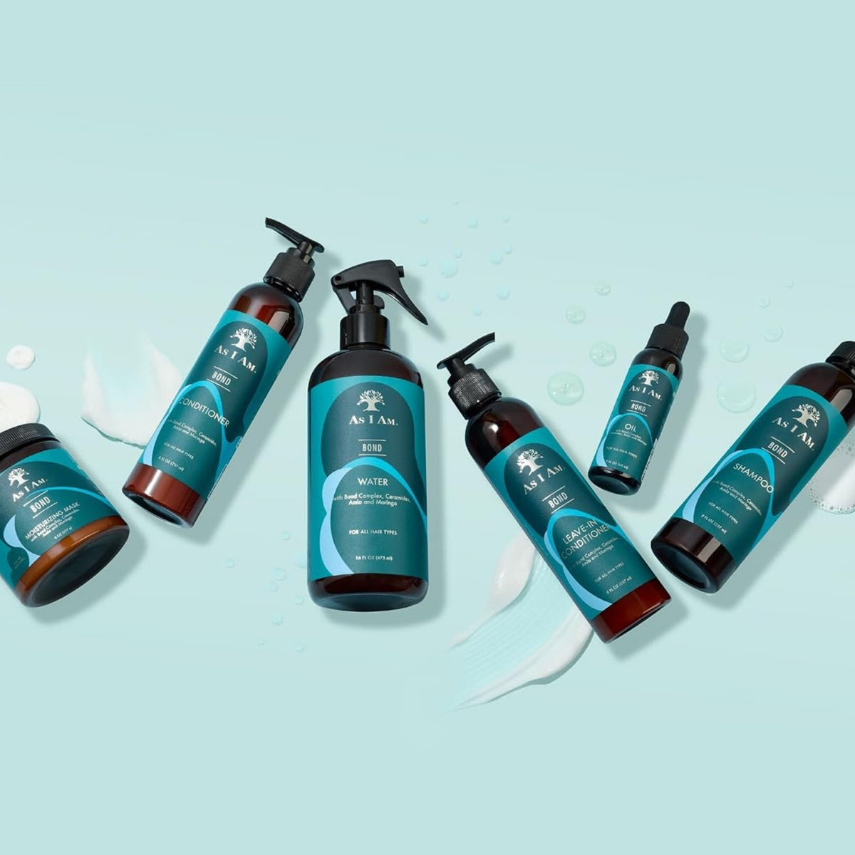 As I Am Bond hårplejeserie med shampoo, balsam, leave-in, olie, maske og water spray på lys turkis baggrund.