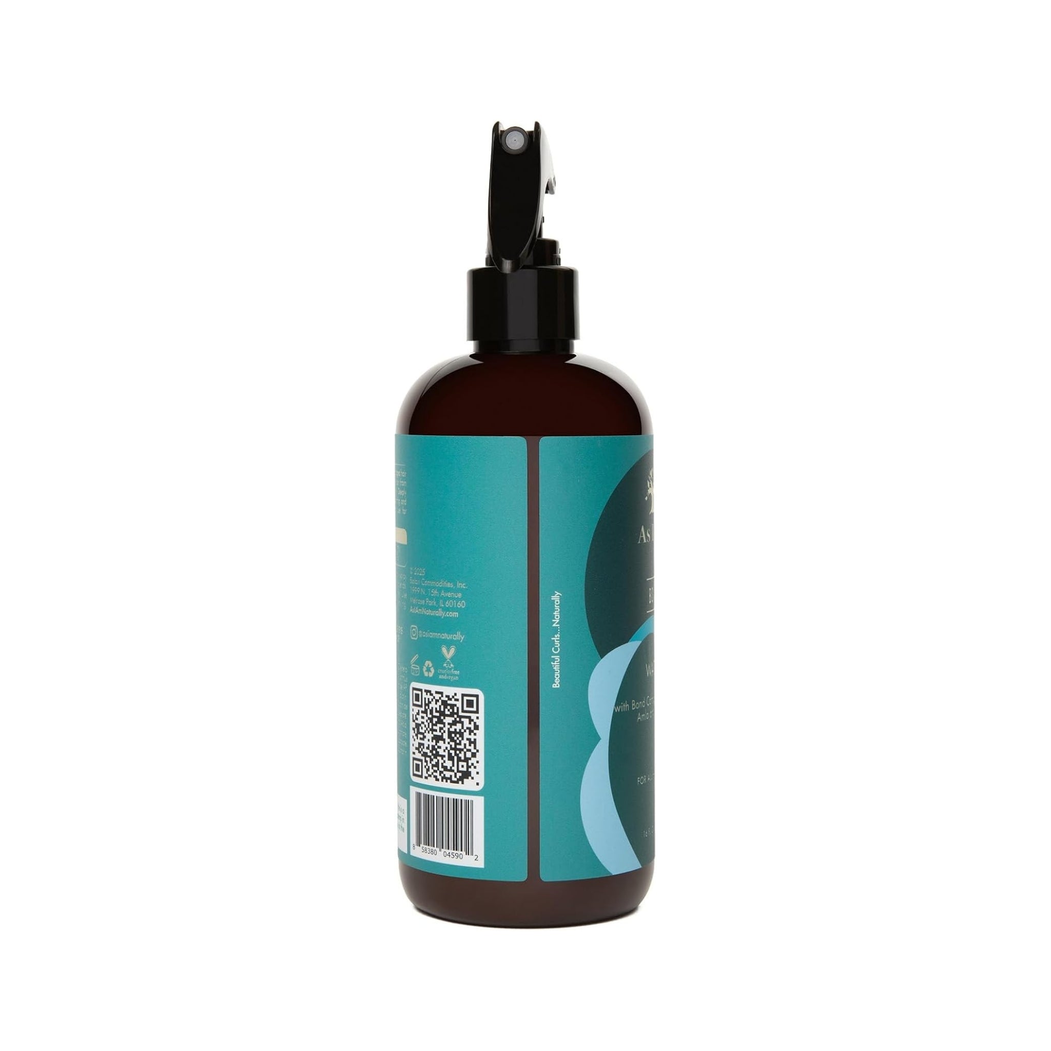 As I Am hårplejeflaske i brun plast med turkis etiket og sort spraypumpe, set fra siden mod hvid baggrund.