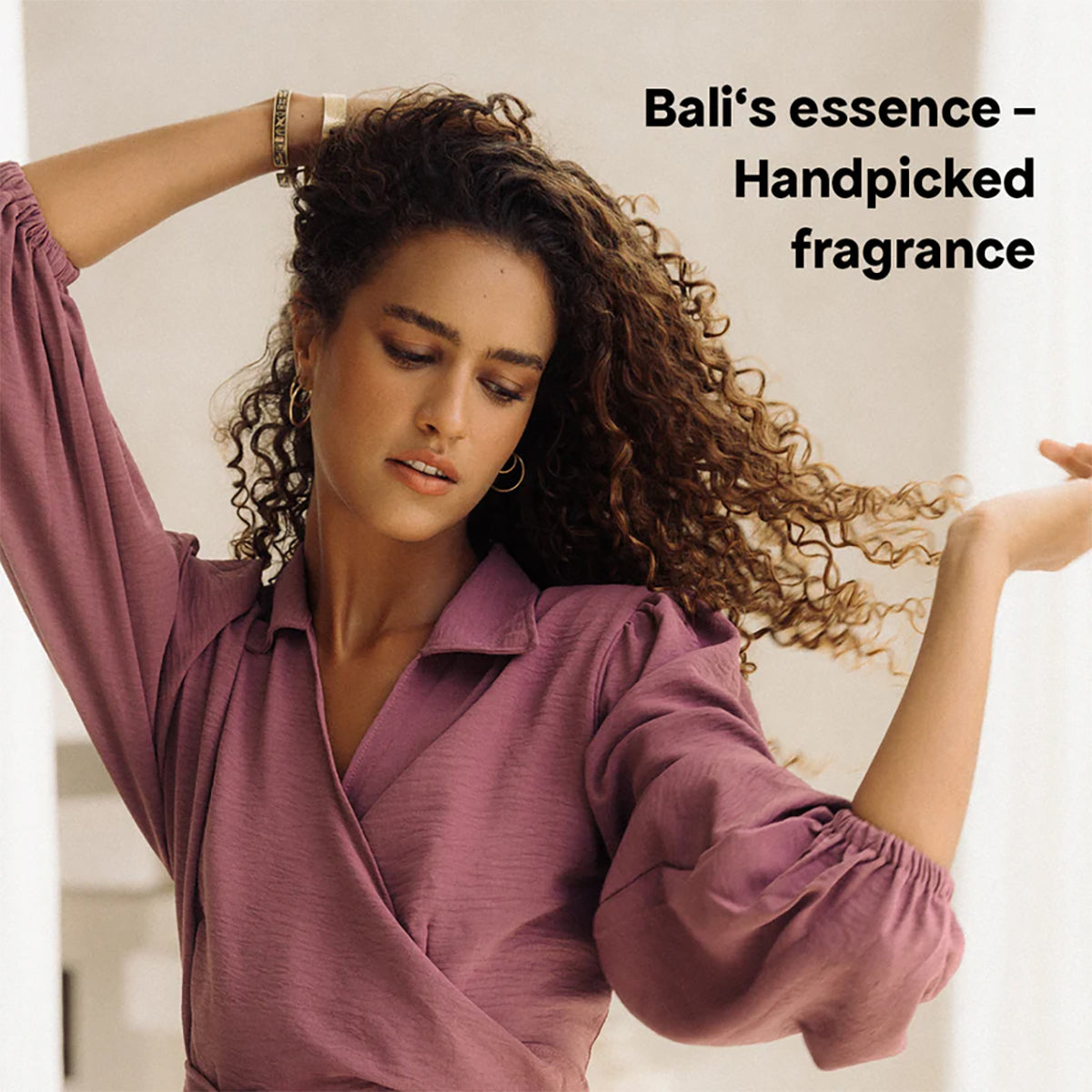 Robe portefeuille violette à col en V, manches longues et manches bouffantes.