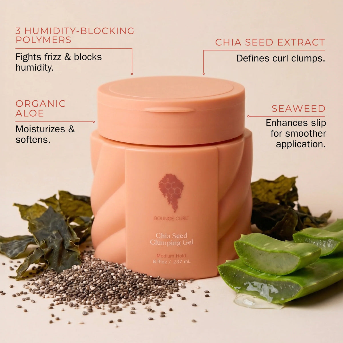 Bounce Curl Chia Seed Clumping Gel i lyserød krukke omgivet af chiafrø, tang og aloe vera med ingredienseffekter beskrevet.
