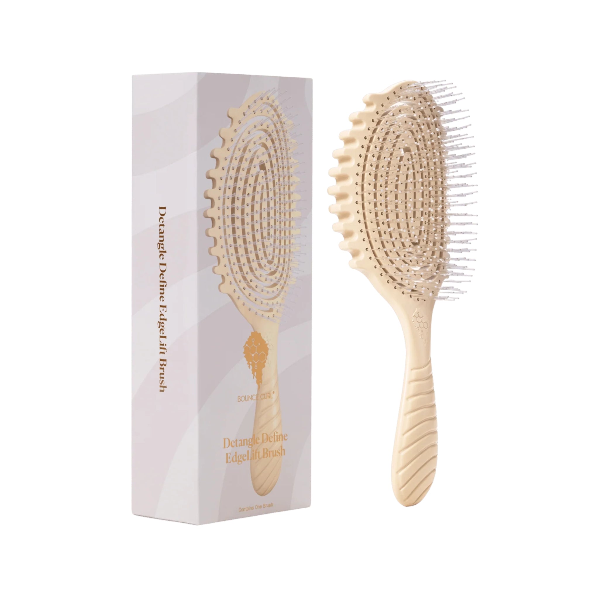 Bounce Curl Detangle Define EdgeLift Brush i cremefarvet med fleksible tænder, vist ved siden af den lilla emballage.