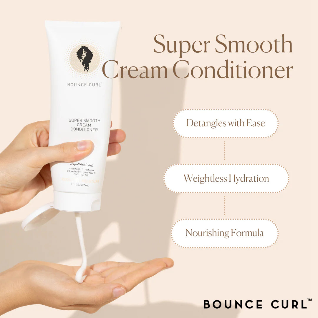 Bounce Curl Super Smooth Cream Conditioner 237ml i elegant hvid tube, påført i hånden, giver vægtløs fugt, blødhed og nem udredning.