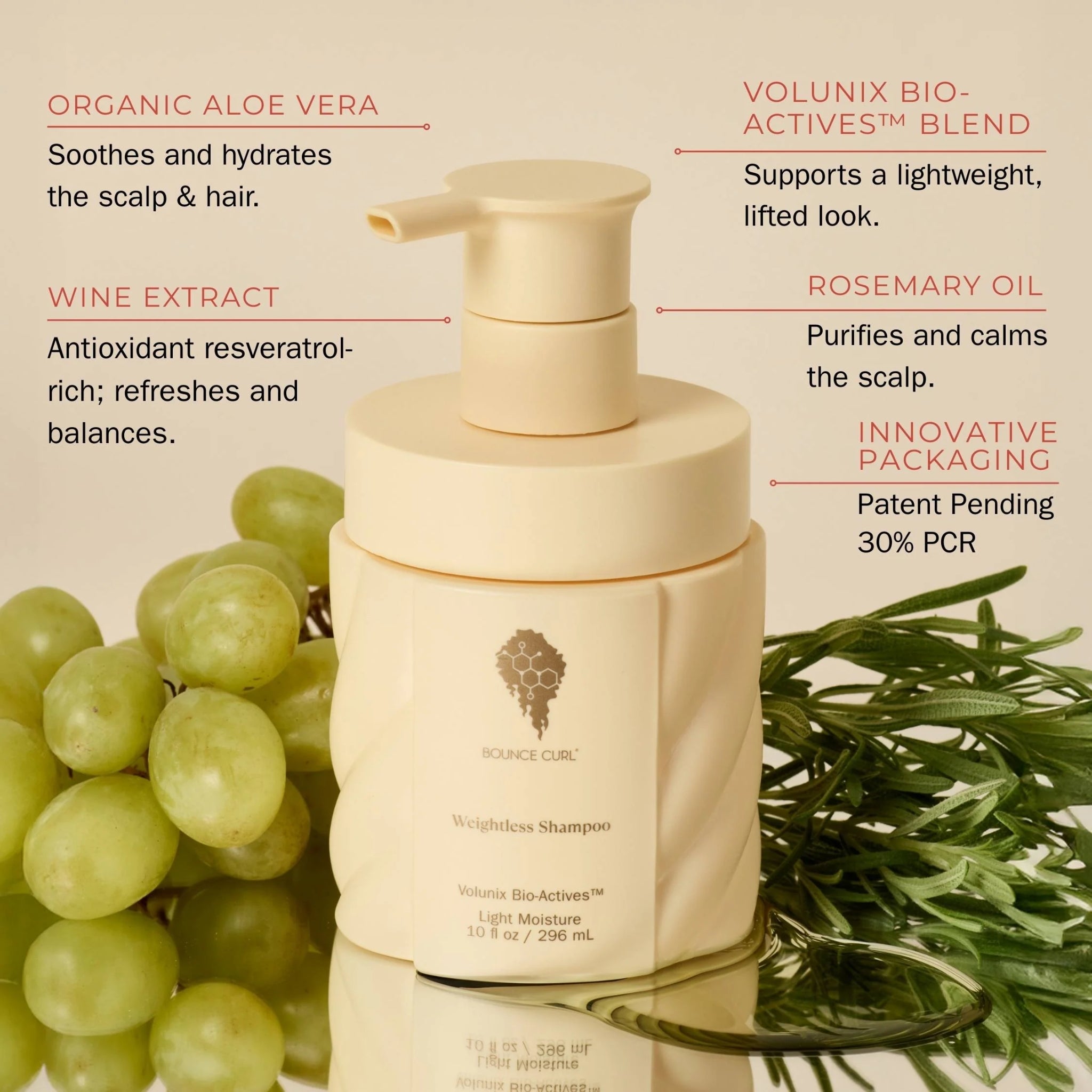 Bounce Curl Weightless Shampoo med Volunix Bio-Actives omgivet af grønne druer og rosmaringrene, der viser organiske ingredienser.