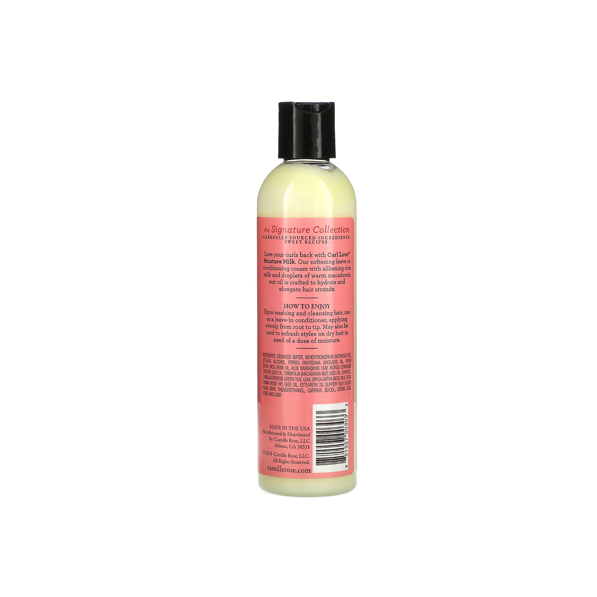Klar plastikflaske med sort låg og pink etikette. Etiketten viser produktnavnet "Camille Rose Curl Love Moisture Milk 240ml" samt ingredienser og brugsanvisning. 