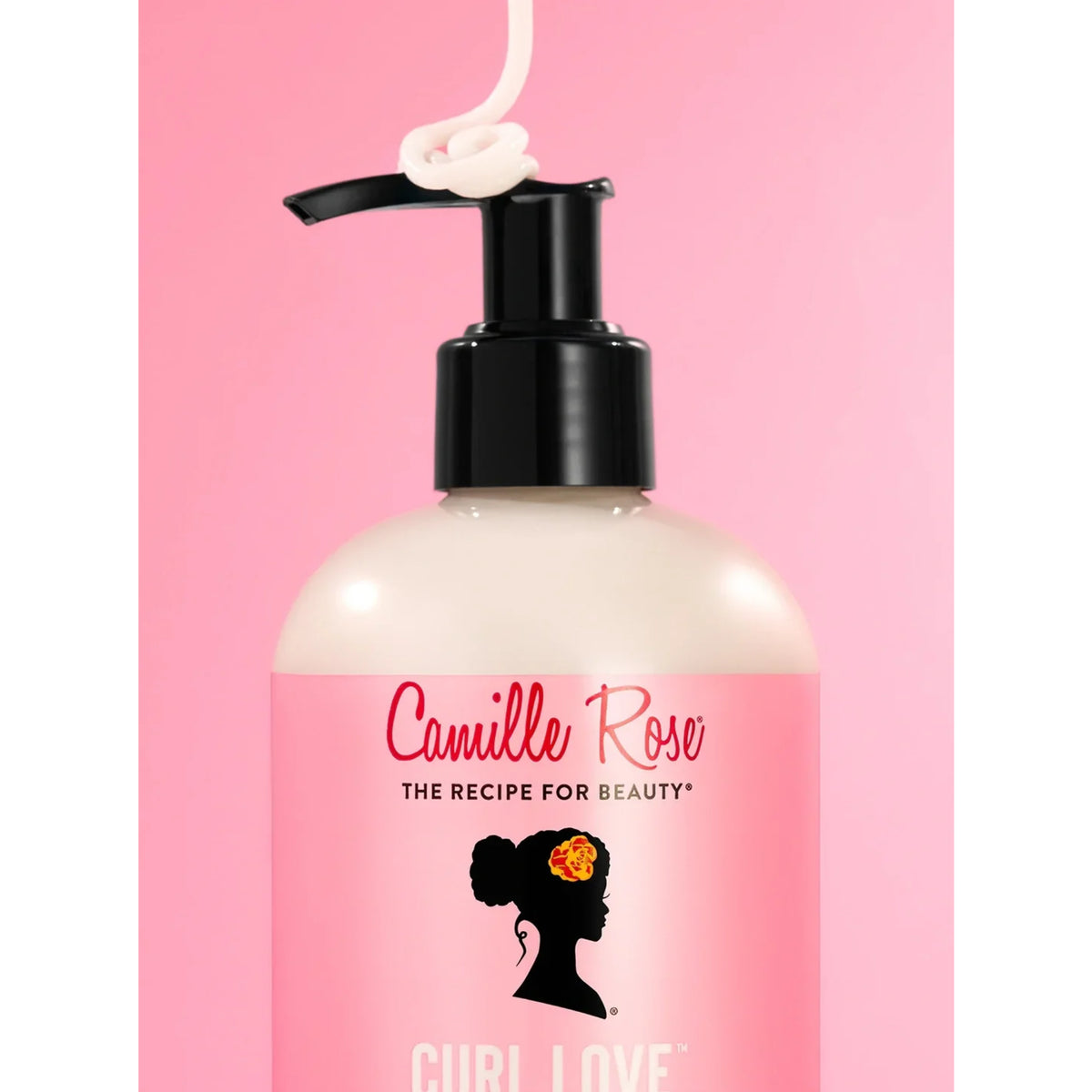 Camille Rose Curl Love pumpeflaske med cremet hårprodukt på lyserød baggrund, sort pumpehoved.