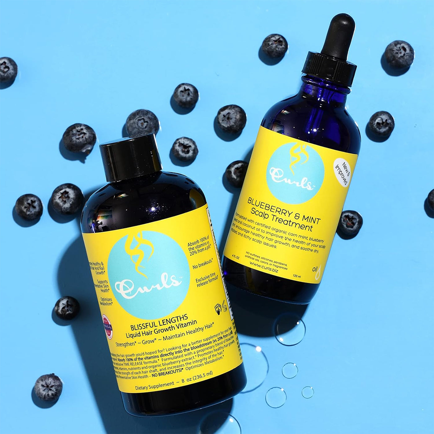 Curls Blissful Lengths Liquid Hair Growth Vitamin og Blueberry & Mint Scalp Treatment med friske blåbær på blå baggrund.