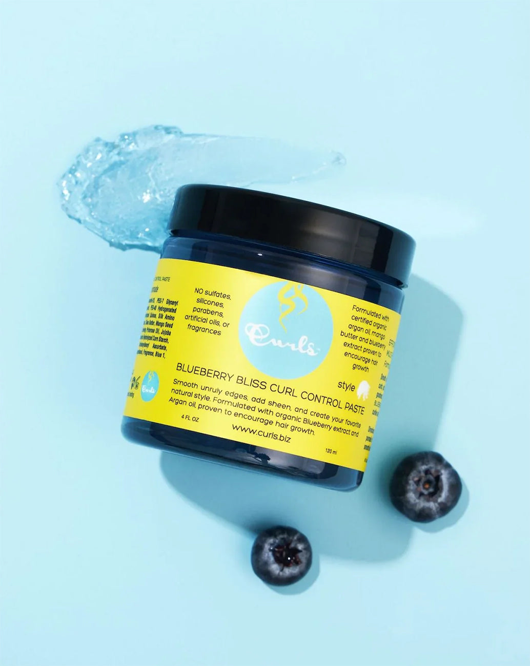 Curls Blueberry Bliss Curl Control Paste: Blålig stylingpaste med blåbær, der viser produktets konsistens.