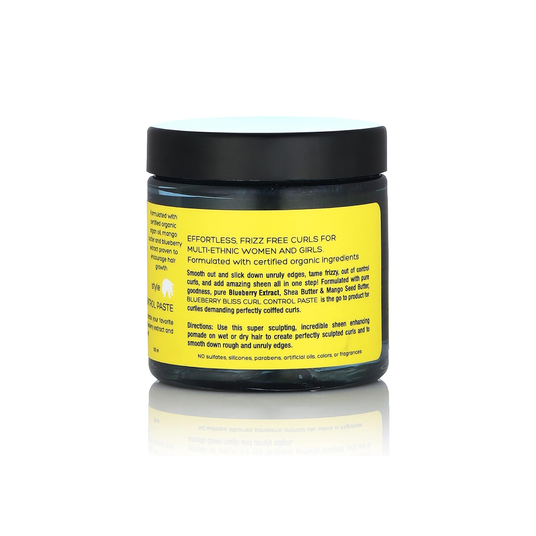 Nærbillede af Curls Blueberry Bliss Curl Control Paste-krukken med fokus på etiketten, der beskriver produktets fordele og brug.
