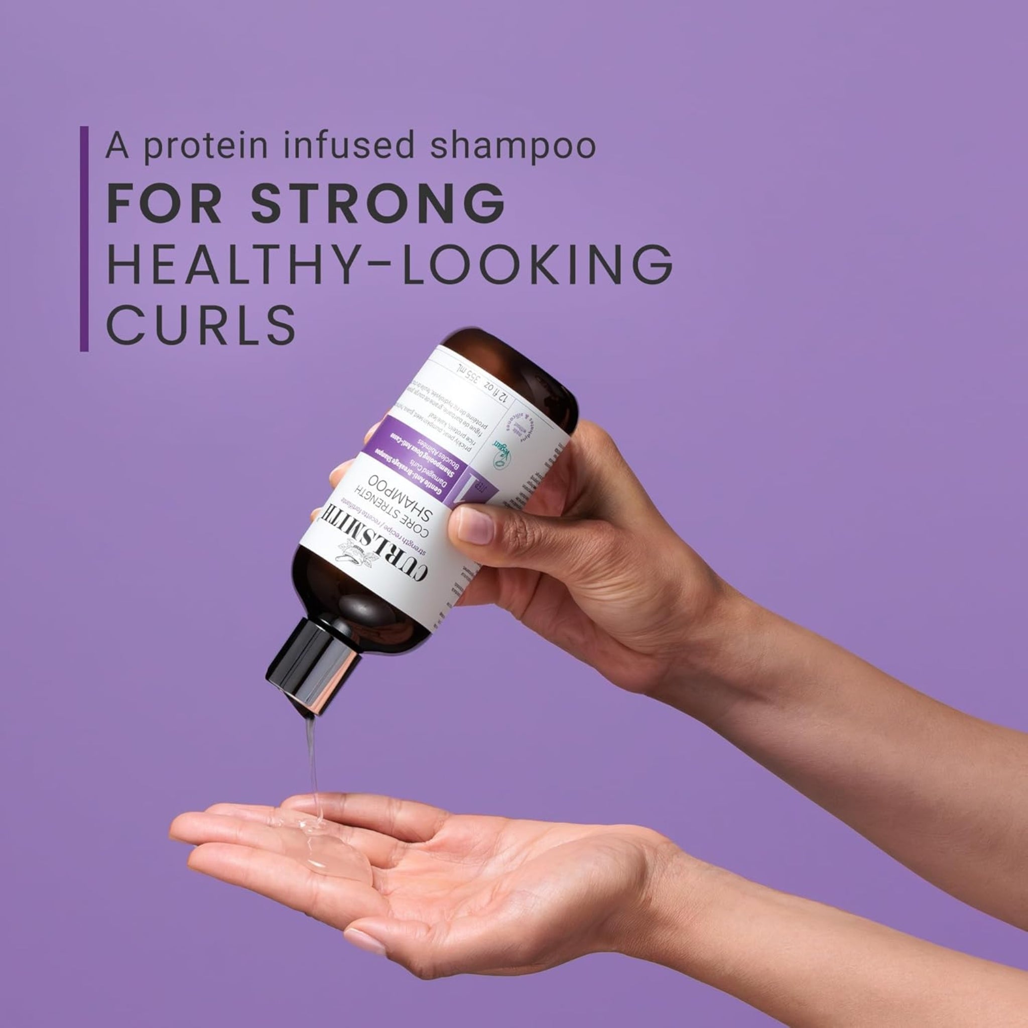 Hånd hælder Curlsmith Core Strength Shampoo i håndfladen, protein infuseret shampoo til stærke krøller.