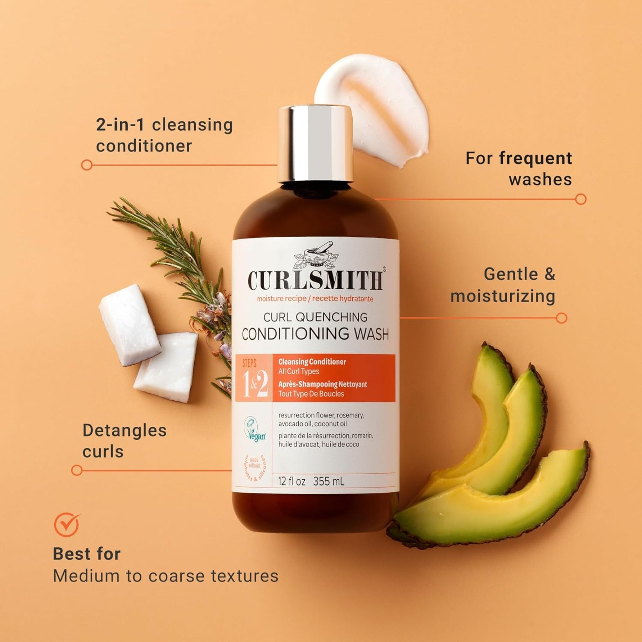 Curlsmith Curl Quenching Conditioning Wash, brun flaske med hvidt etiket, omgivet af rosmarin, kokosstykker og avocadoskiver på orange baggrund.