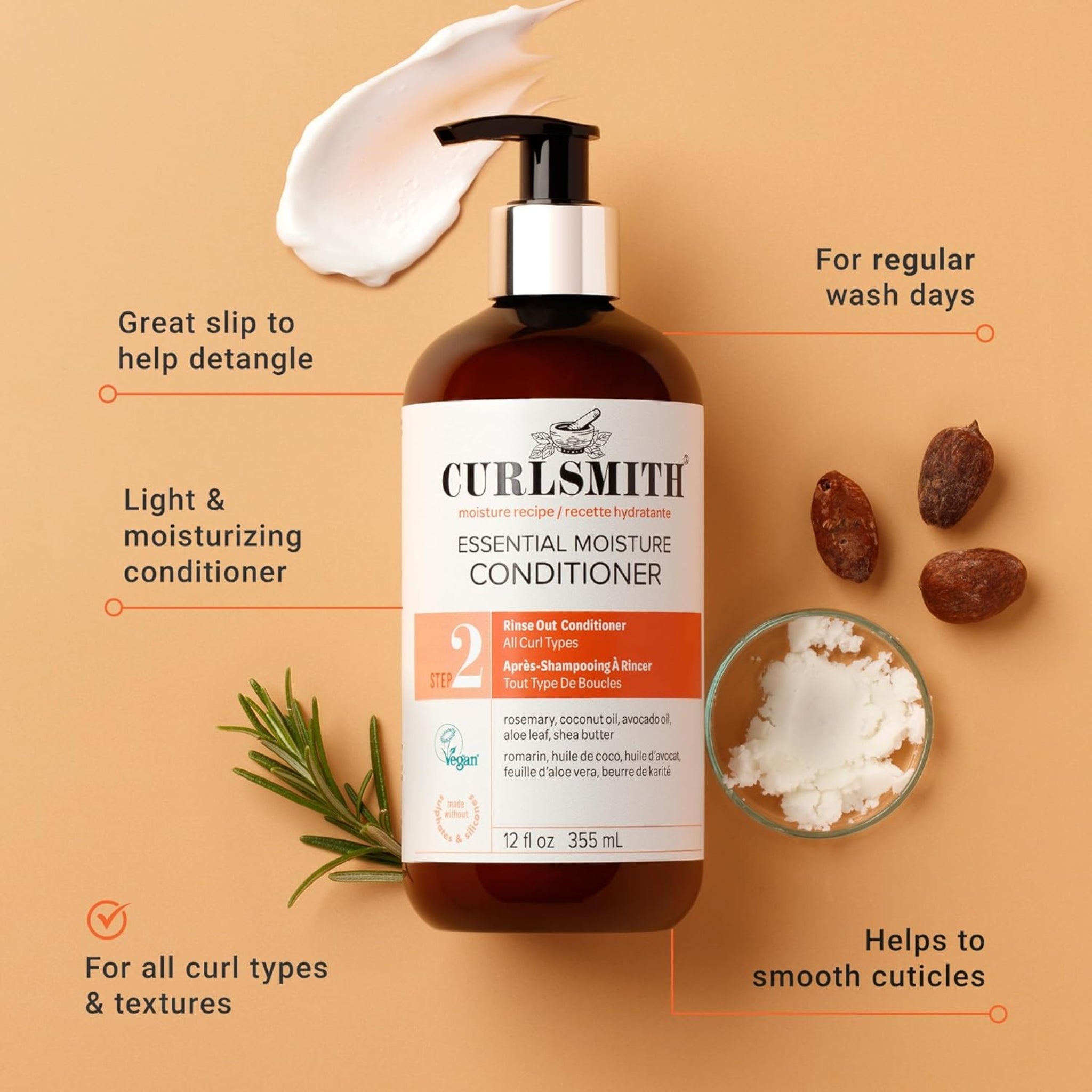 Curlsmith Essential Moisture Conditioner flaske med pumpe, omgivet af rosmarin, sheasmør og tørrede frø på beige baggrund.