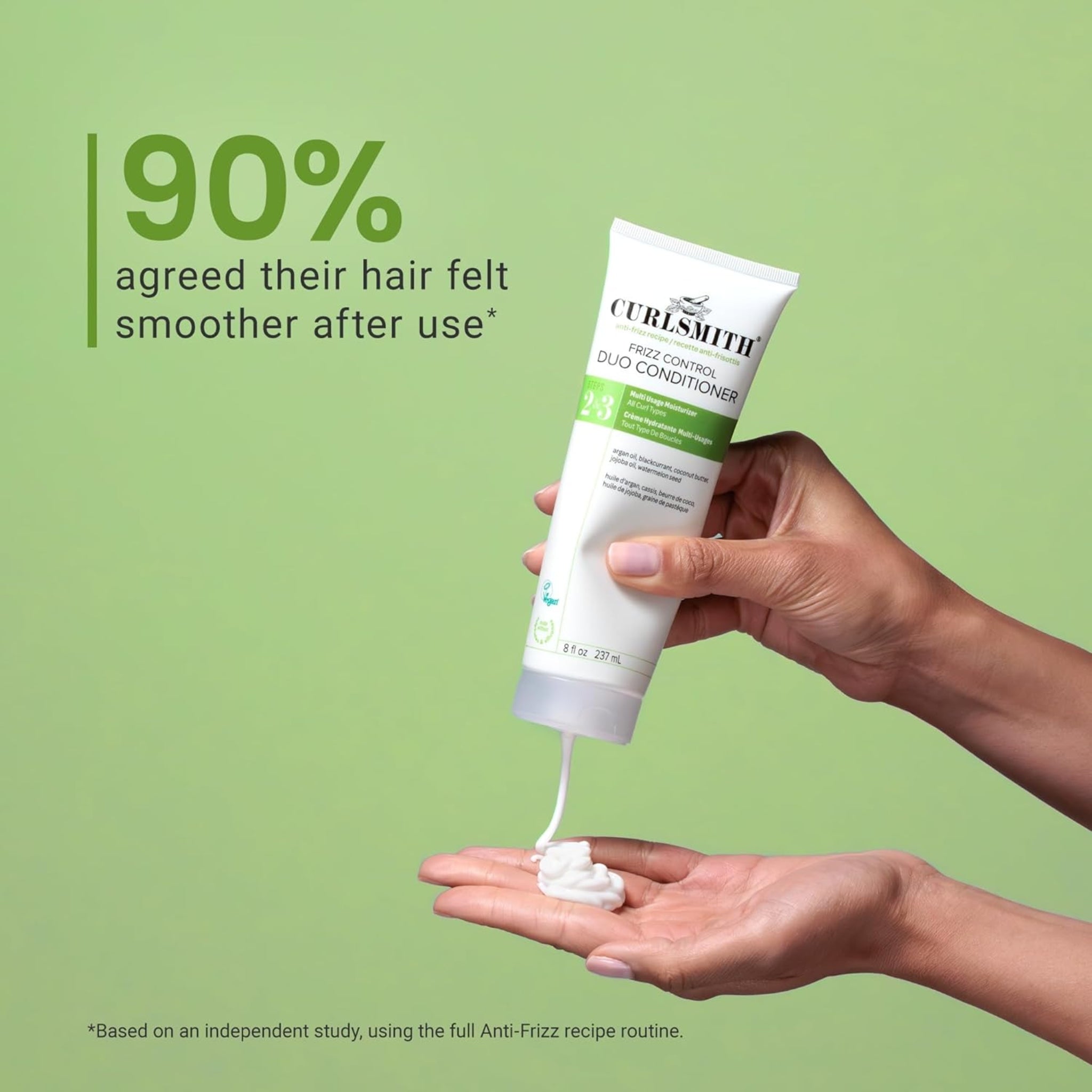 Curlsmith Frizz Control Duo Conditioner klemmes ud i hånd, 90% oplevede glattere hår efter brug.