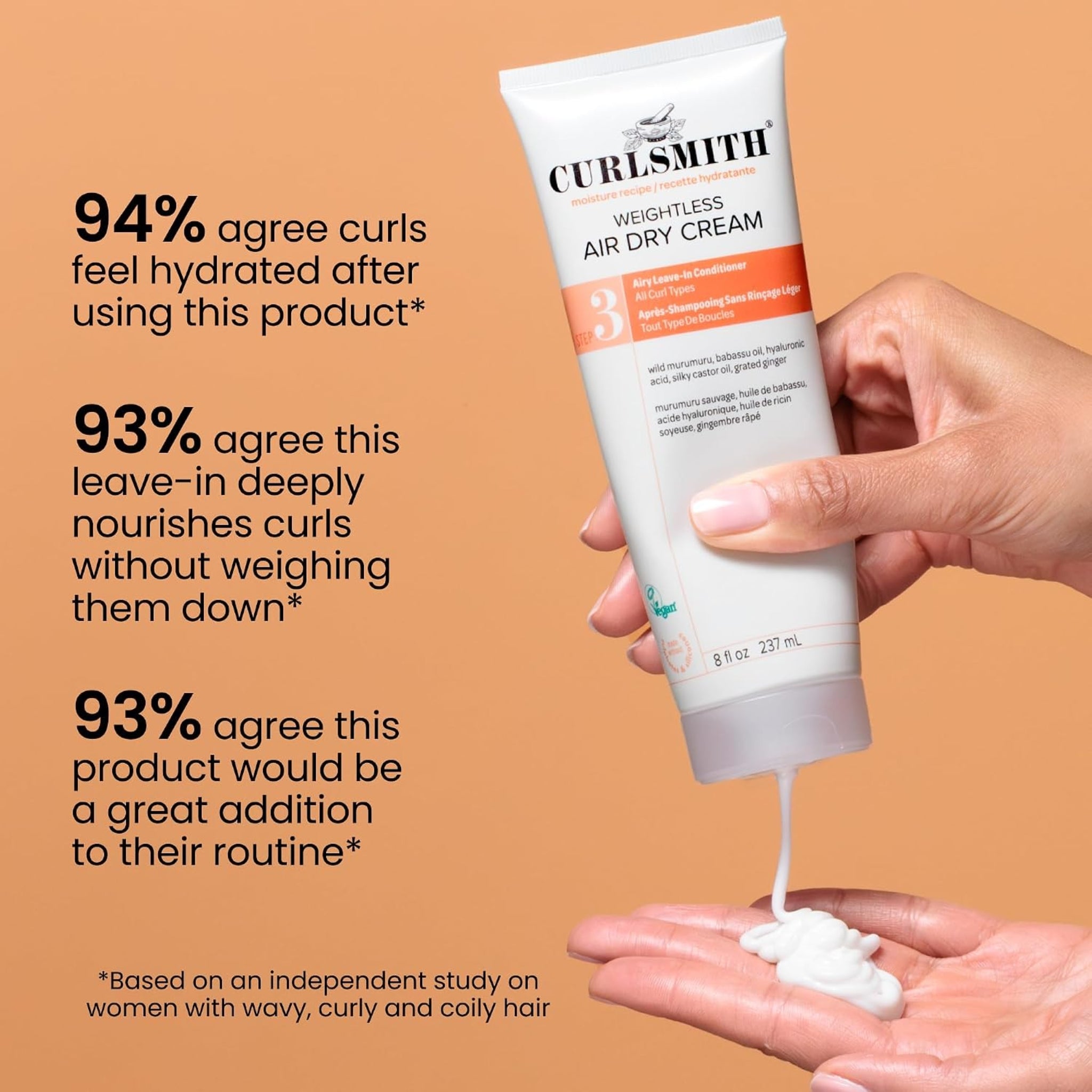 Curlsmith Weightless Air Dry Cream klemmes ud i hånd, med statistik om hydrerende og nærende effekt på krøller.