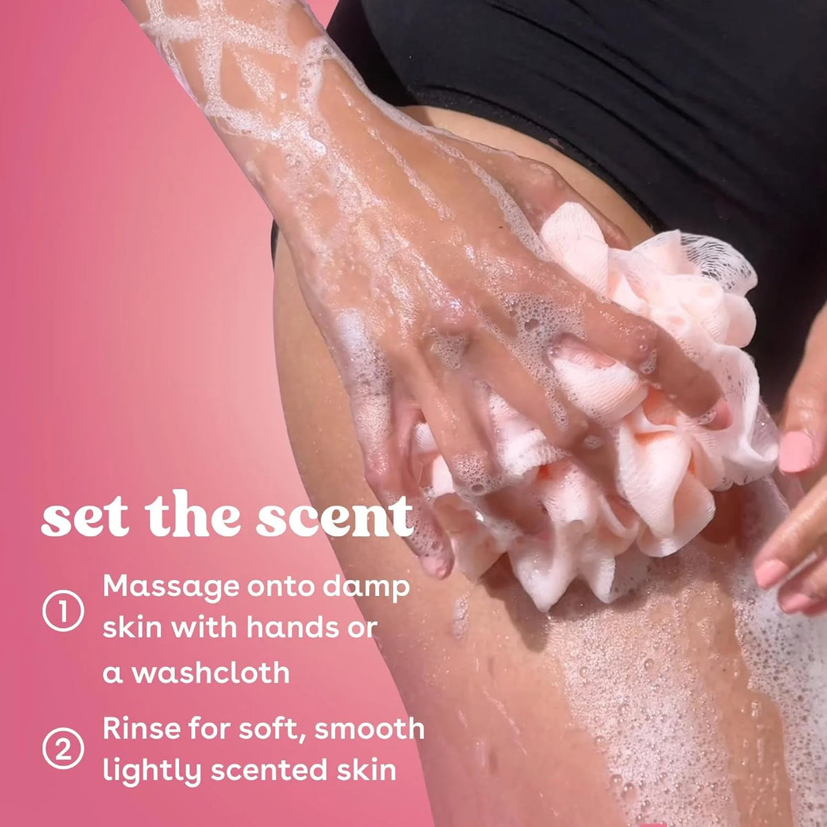 Skummende pink svamp masserer duftende bodywash ind på våd arm, hoftetekst viser trin til "Set the Scent".