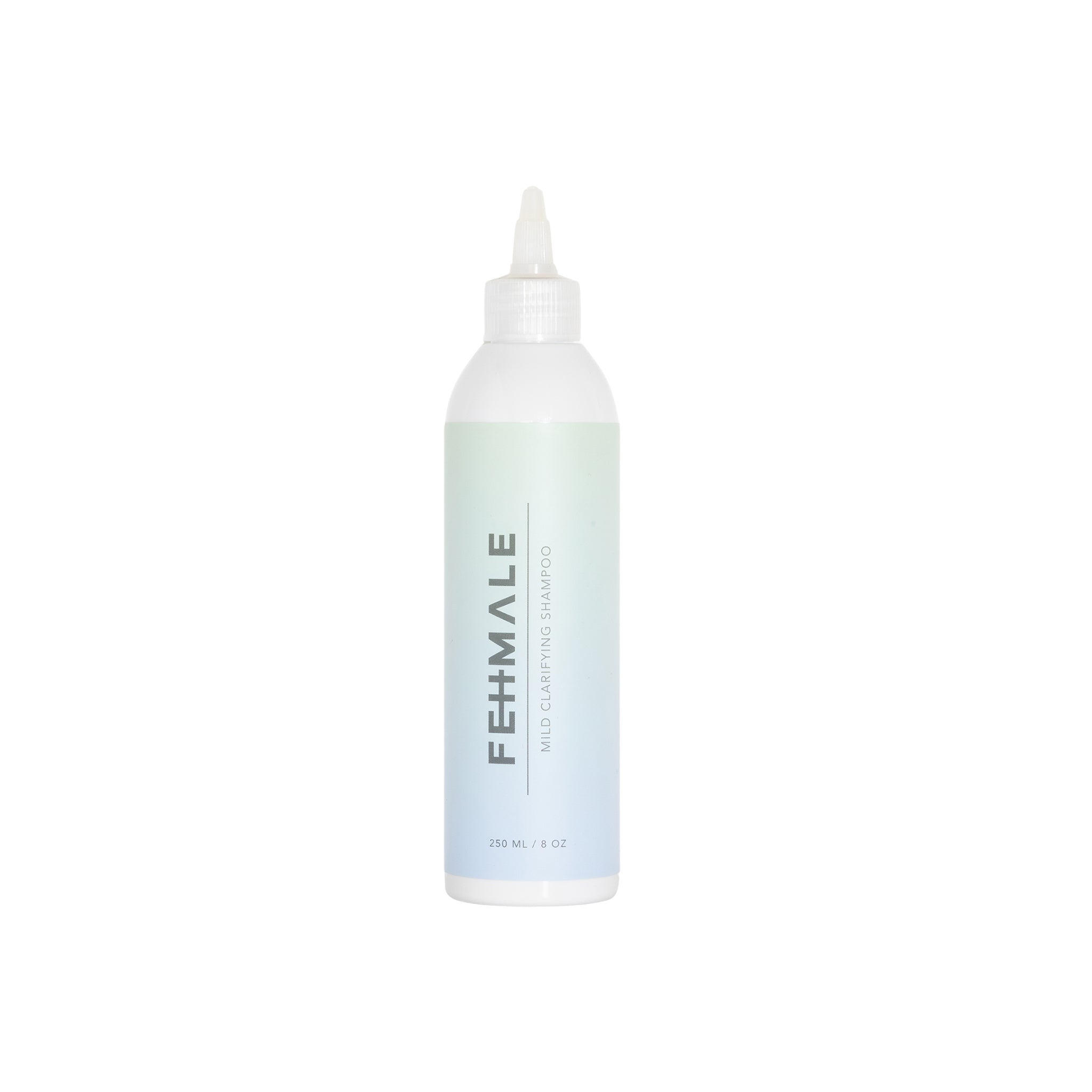 Flaske med FEHMALE Mild Clarifying Shampoo i blød pastelfarve, 250 ml med præcisionshætte til skånsom hårvask.