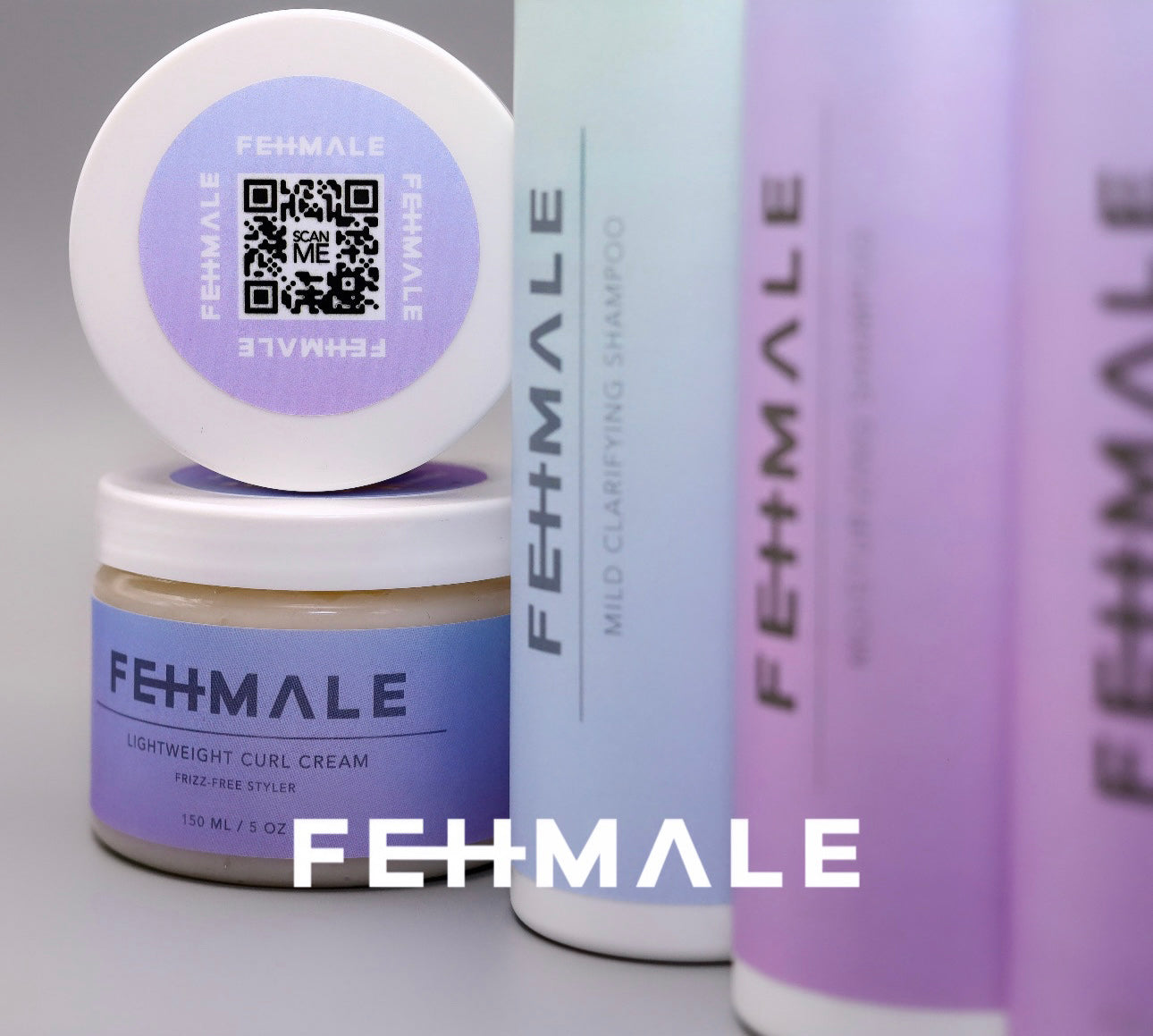 Fehmale Conditioner 250ml i lilla flaske med sort logo, stående ved siden af Fehmale shampoo og curl cream i bøtte.