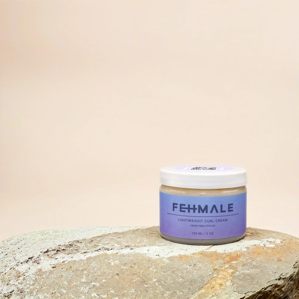 Fehmale Lightweight Curl Cream 150ml i beholder med lilla label, placeret på natursten mod beige baggrund.