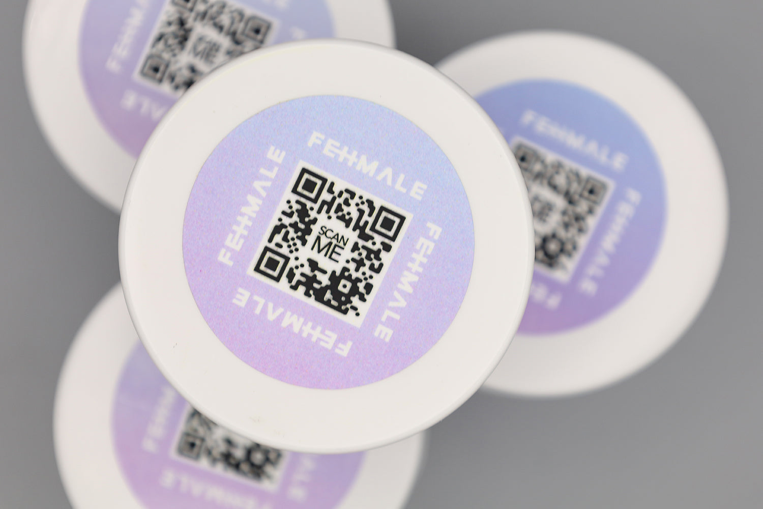 Låg med lilla label og QR-kode på Fehmale Lightweight Curl Cream 150ml, designet til krøllet hårpleje.