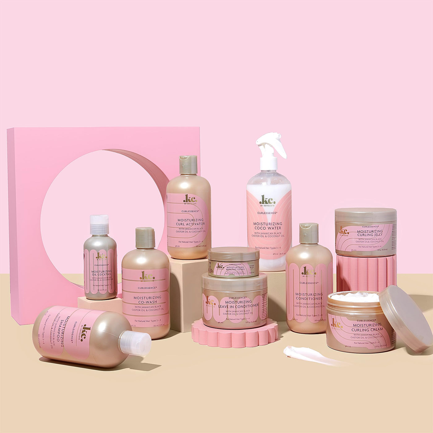 Billede af KeraCare Curlessence-serien, inklusiv shampoo, conditioner, co-wash, curl activator, curling jelly, curling cream og leave-in conditioner.