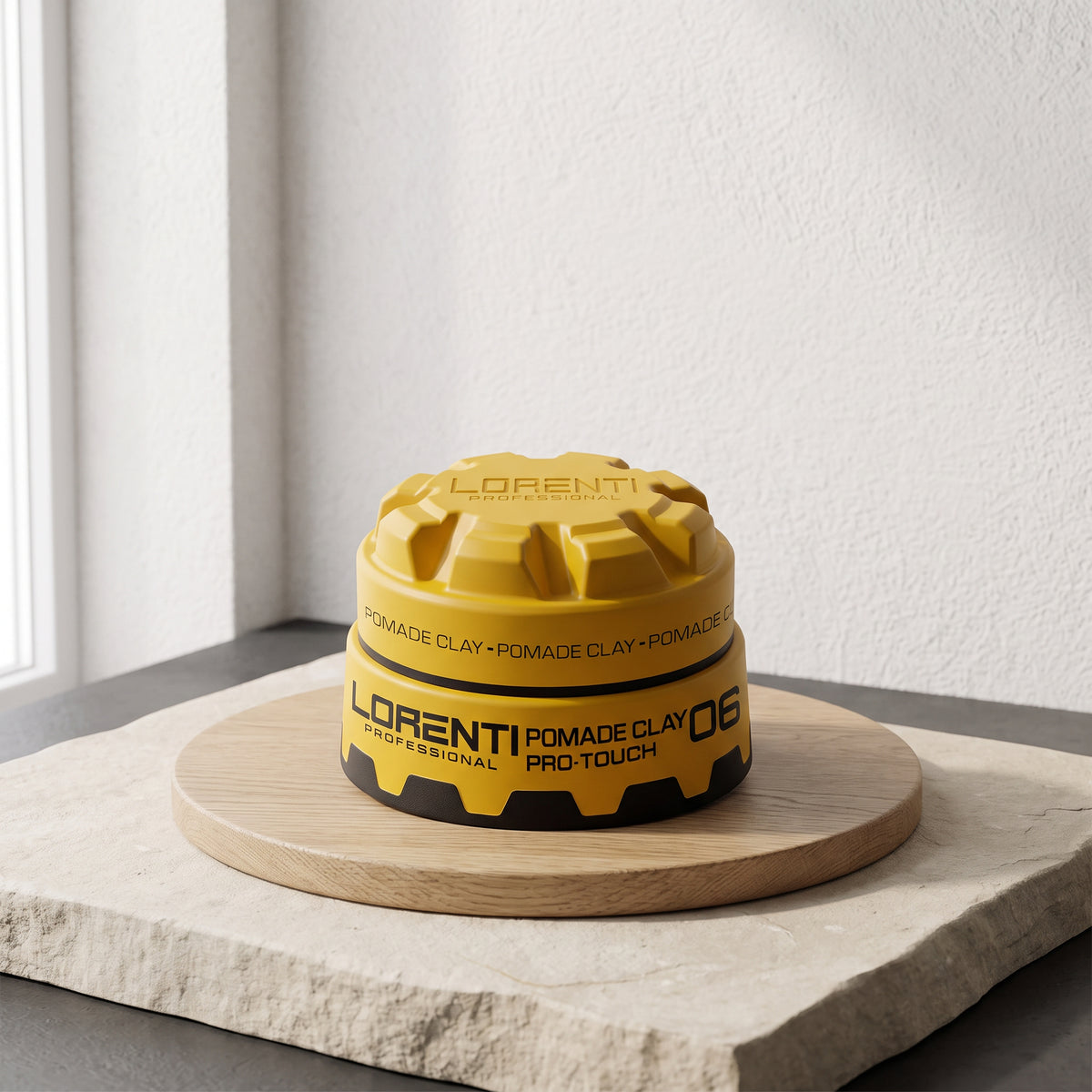 Gul krukke med Lorenti Professional Pomade Clay Pro-Touch 06 på træskærebræt ved vindue.