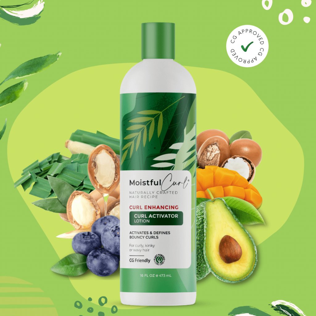 Moistful Curl Curl Enhancing Curl Activator Lotion (473ml) omgivet af billeder af avocado, mango, blåbær, sheanødder og aloe vera, der understreger de naturlige ingredienser.