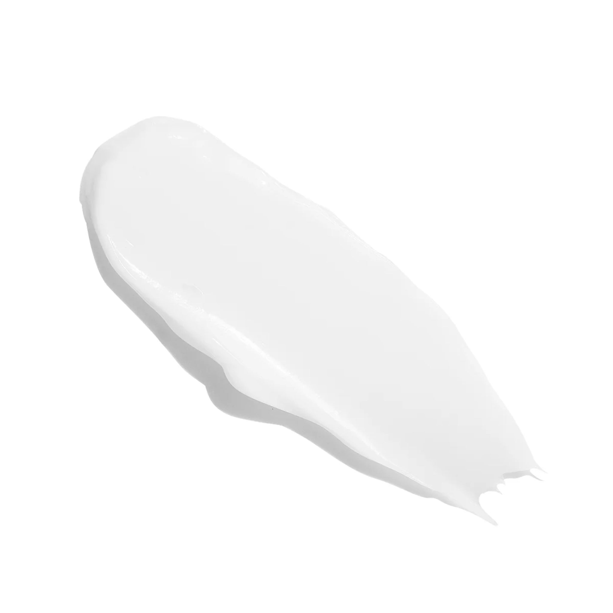 Cremet hvid hudplejecreme i en blød swatch-struktur på hvid baggrund.