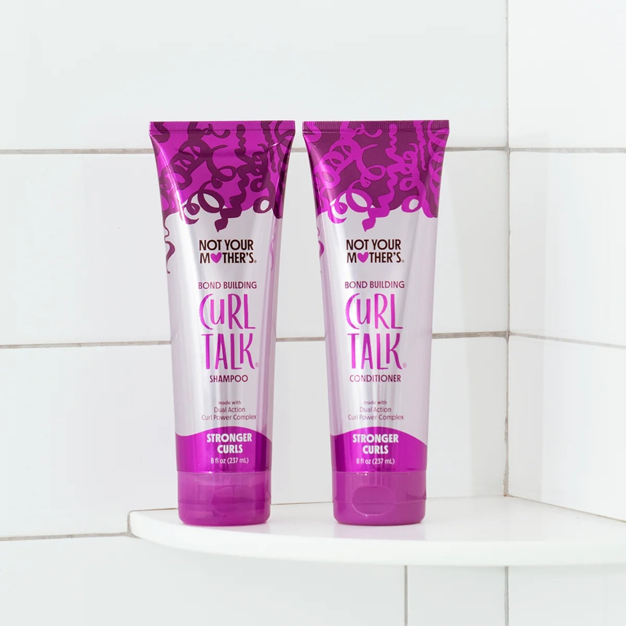 To lilla tuber Not Your Mother's Curl Talk shampoo og conditioner på hvid badehylde i brusekabine.