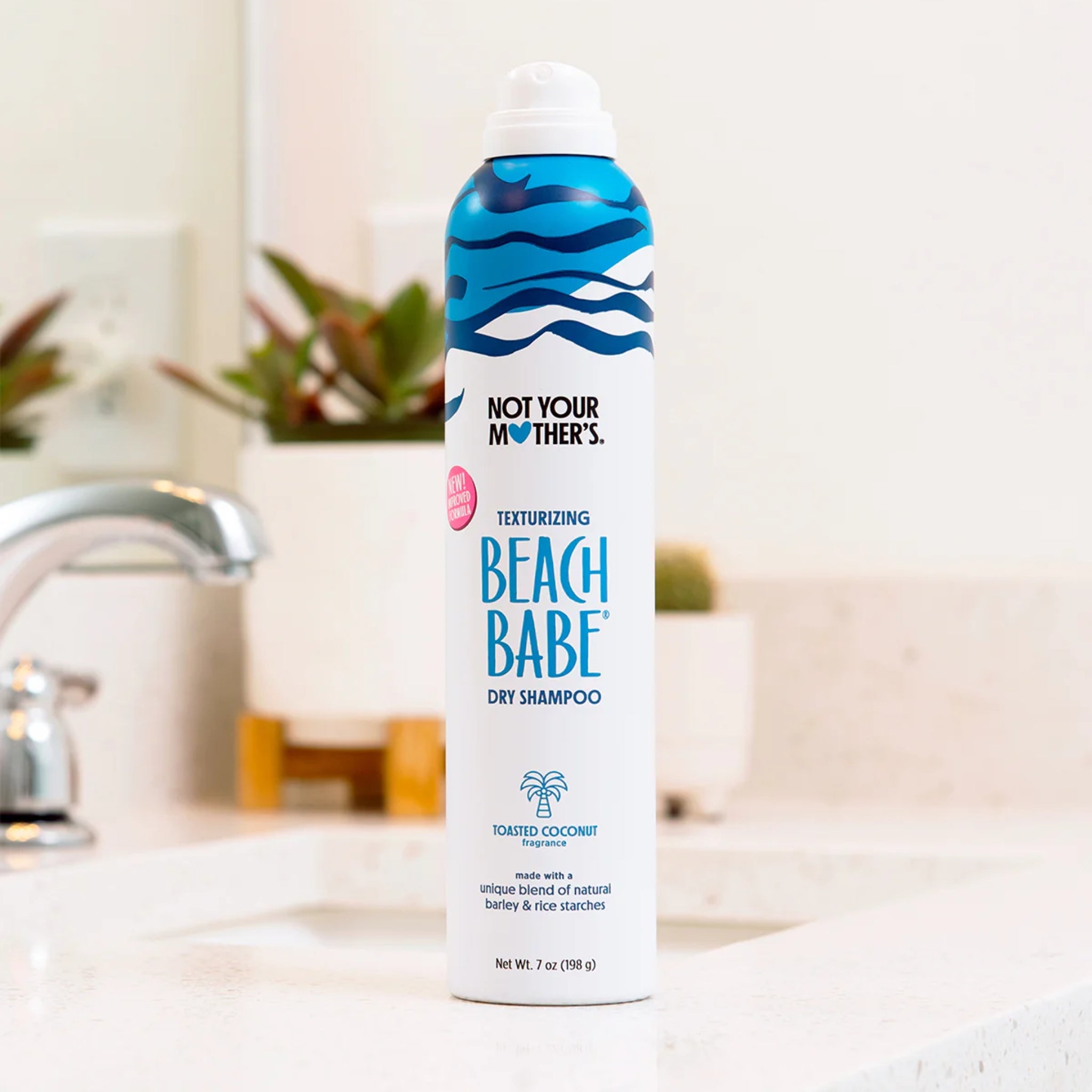 Not Your Mother's Beach Babe texturizing dry shampoo med toasted coconut duft på badeværelsesvask.