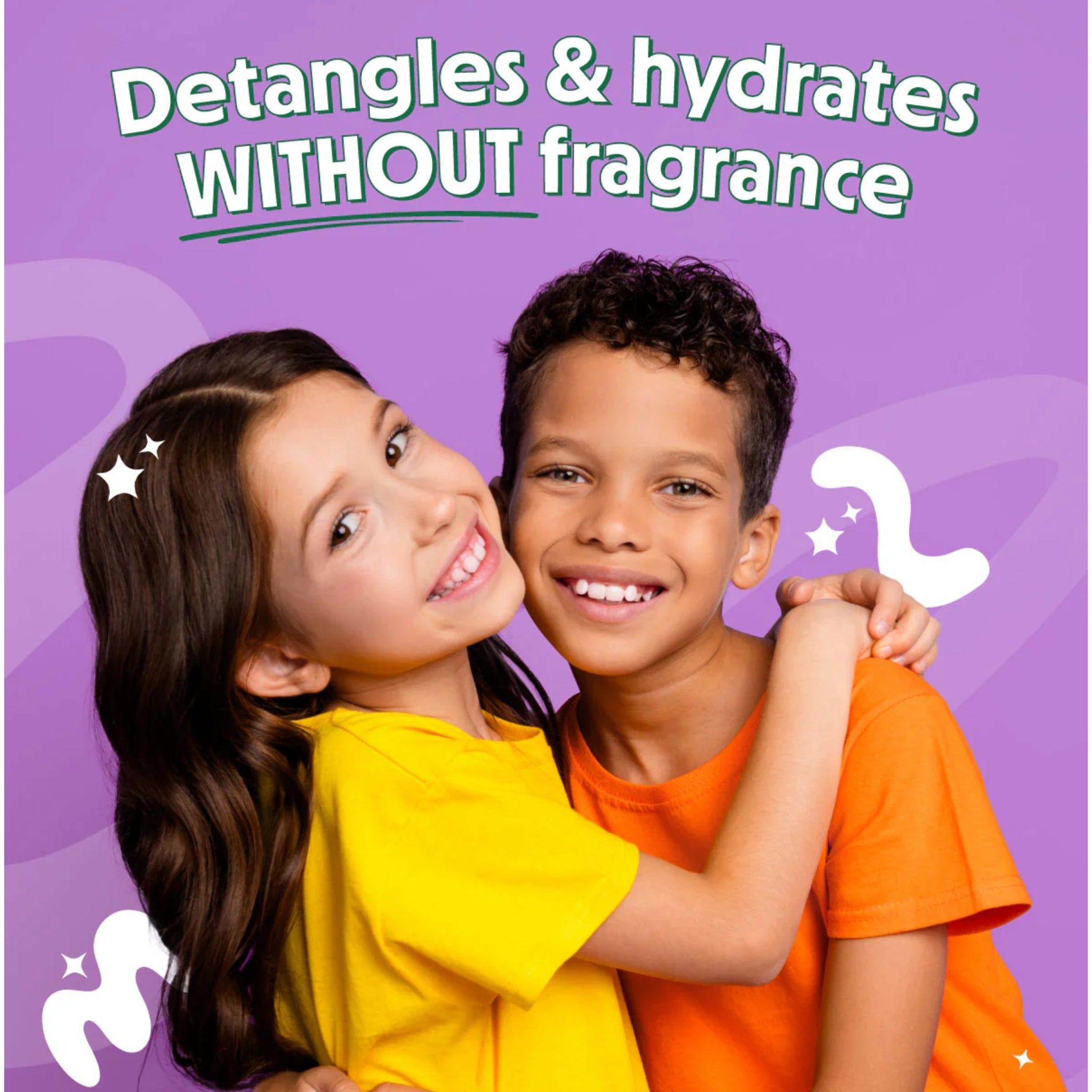 Smilende pige og dreng, der detangler & hydrater hår uden fragrance, klædt i gul og orange t-shirt på lilla baggrund.