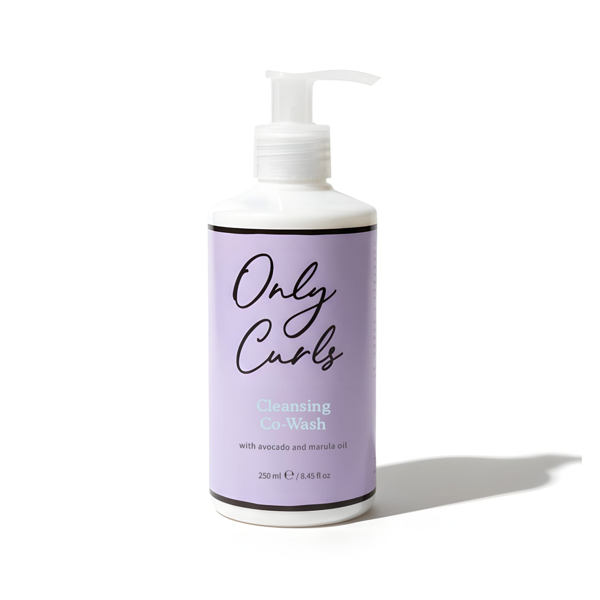 Only Curls Cleansing Co-Wash i hvid pumpeflaske med lilla etiket, 250 ml med avocado og marulaolie.
