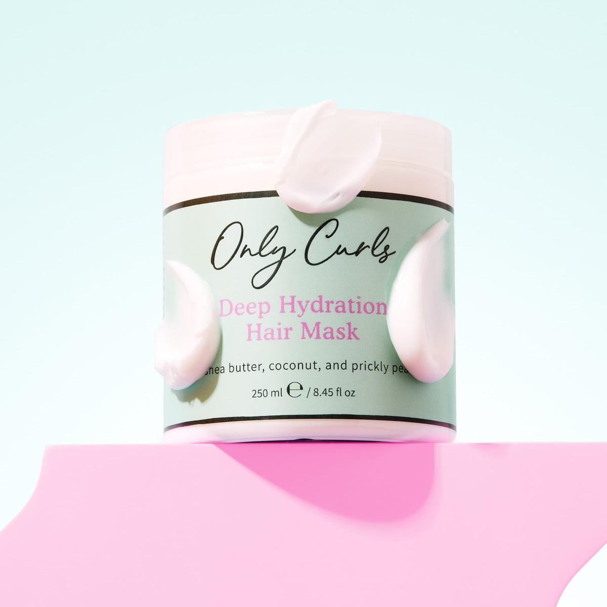 Only Curls Deep Hydration Hair Mask, 250 ml krukke med cremet tekstur, på pink base og mintgrøn baggrund.