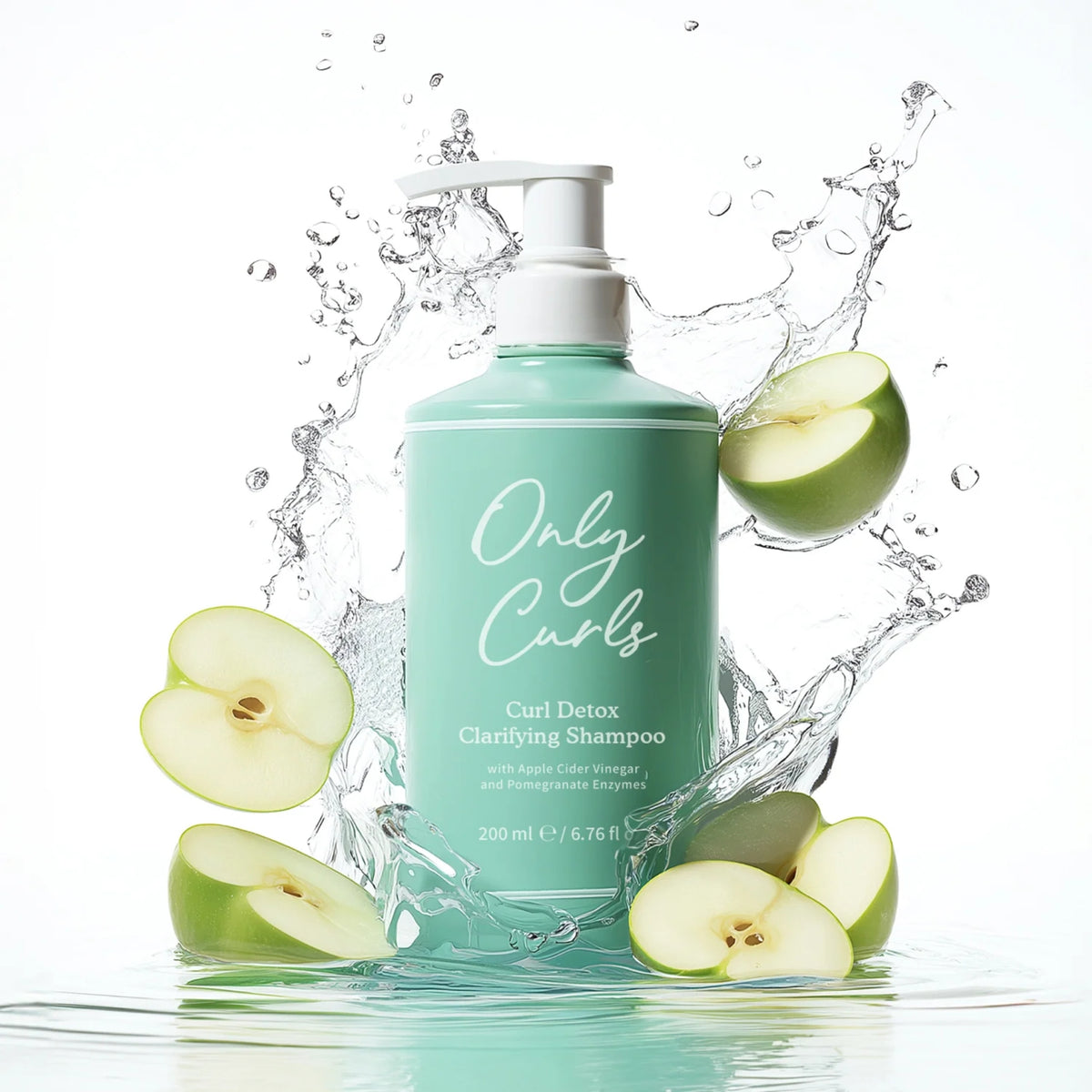 Only Curls Curl Detox Clarifying Shampoo-flaske i mintgrøn med pumpe, omgivet af friske grønne æbleskiver og vandsprøjt.
