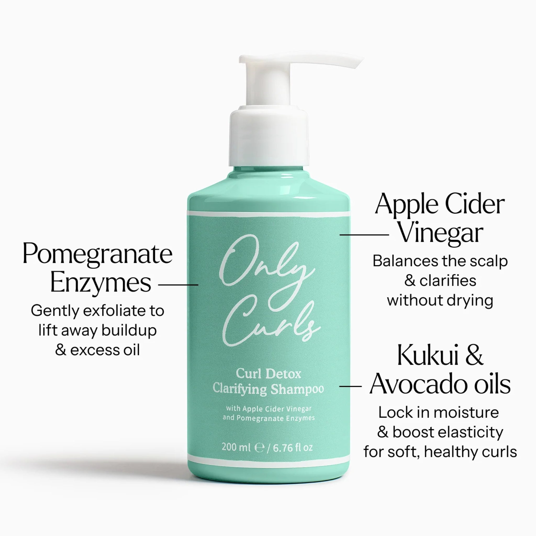 Only Curls Curl Detox Clarifying Shampoo flaske med æblecidereddike, granatæbleenzymer, kukui- og avocadoolie mod opbygning.