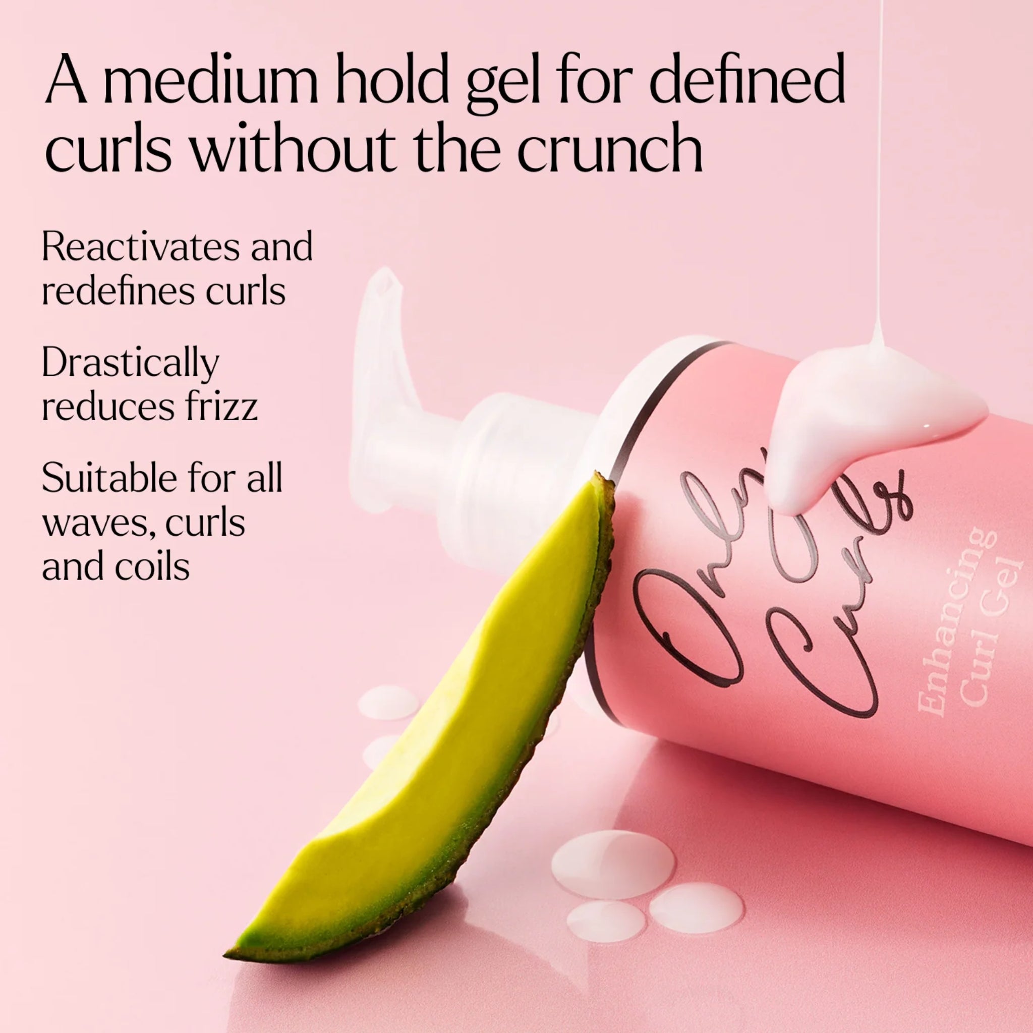 Only Curls Enhancing Curl Gel-flaske med gelklat og aloe vera-blad på lyserosa baggrund.