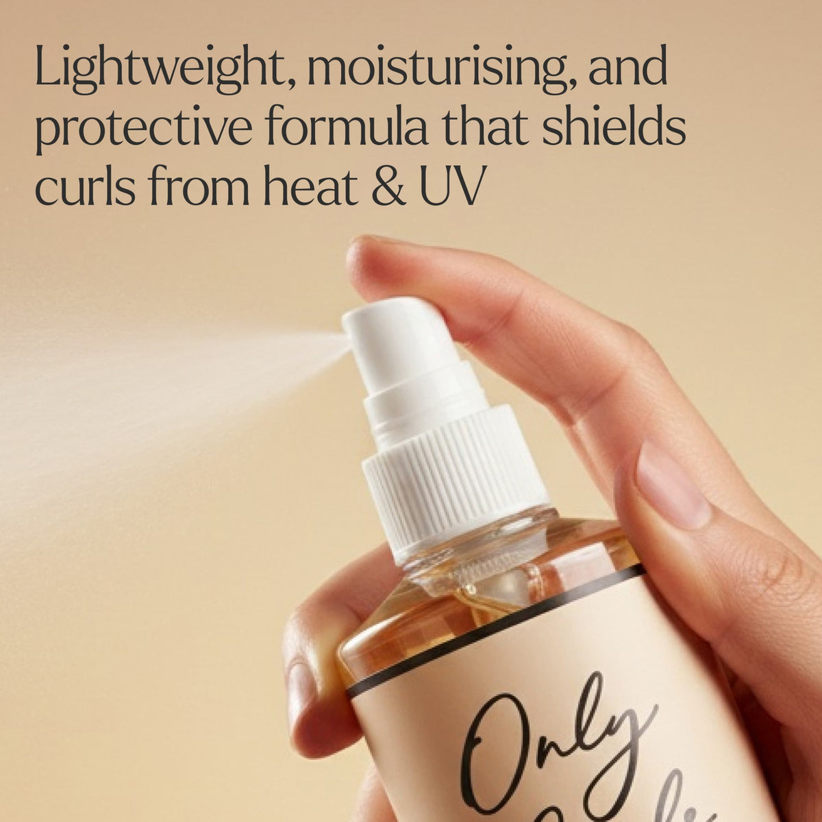 Hånd sprayer letvægts hårprodukt fra Only Curls-flaske, der beskytter krøller mod varme og UV.