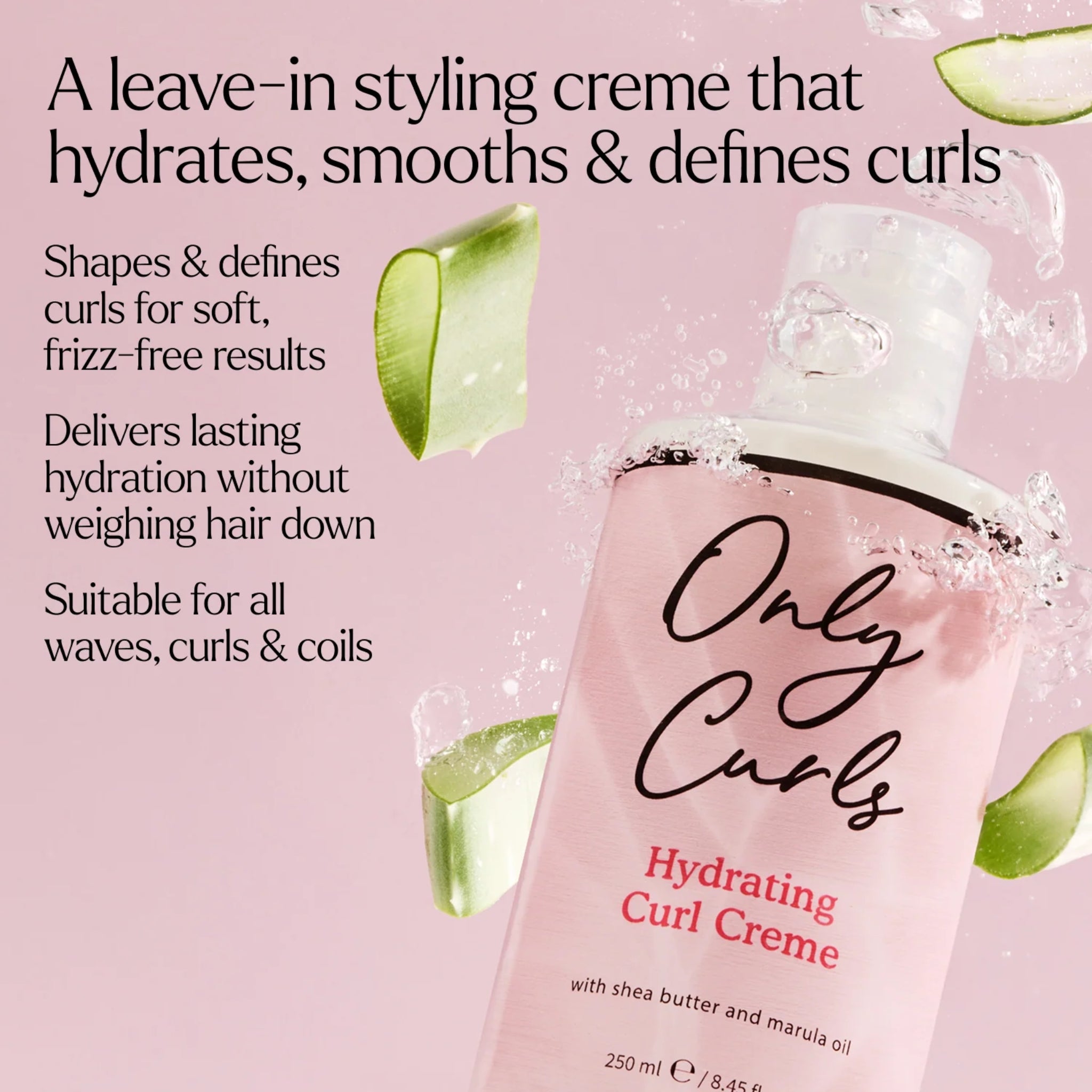 Only Curls Hydrating Curl Creme-flaske med aloe vera-skiver og vandstænk på lyserosa baggrund.