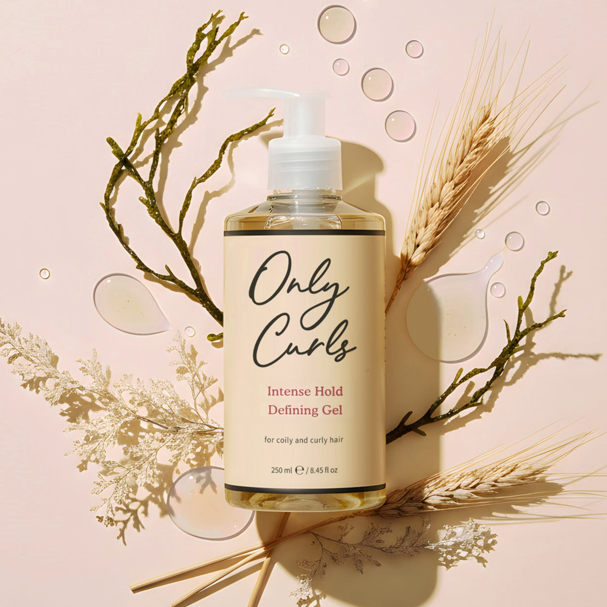Only Curls Intense Hold Defining Gel, 250 ml pumpeflaske med hvedeaks og grene på lyserosa baggrund.