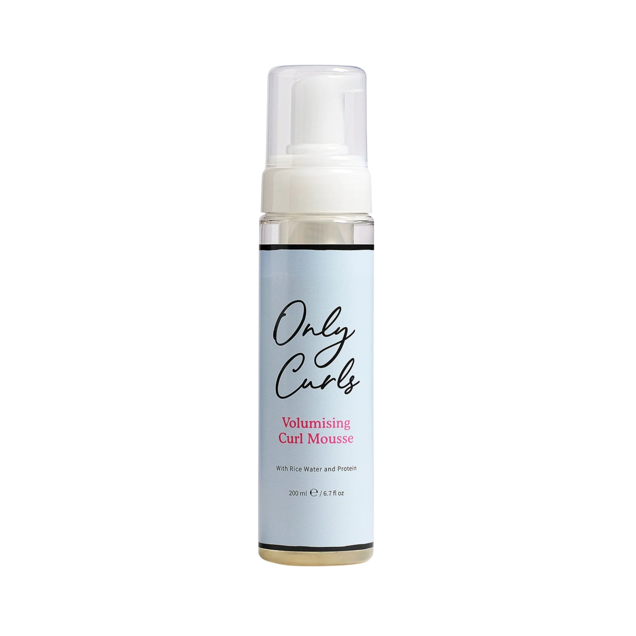 Only Curls Volumising Curl Mousse flaske med pumpe, lyseblåt etiket med rosa tekst, 200 ml.